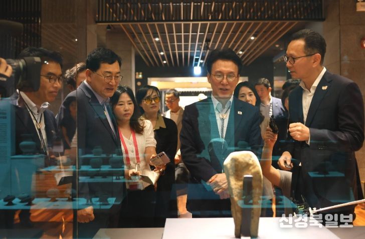 APEC 정상회의 점검을 위해 지난 7월 국립경주박물관을 찾은 김민석 국무총리(오른쪽 두번째)가 주낙영 경주시장(왼쪽 두번째)와 전시실을 둘러보고 있다.