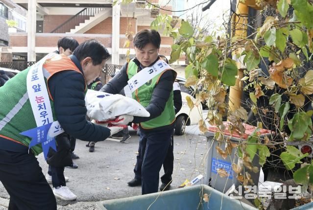 조용익 부천시장과 김태웅 부천시 자율방재단장이 제설제 보충 작업을 하고 있다.