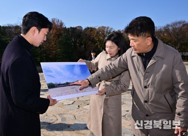 정전에서 바라 보이는 경관 뷰 확인하는 최호정 의장