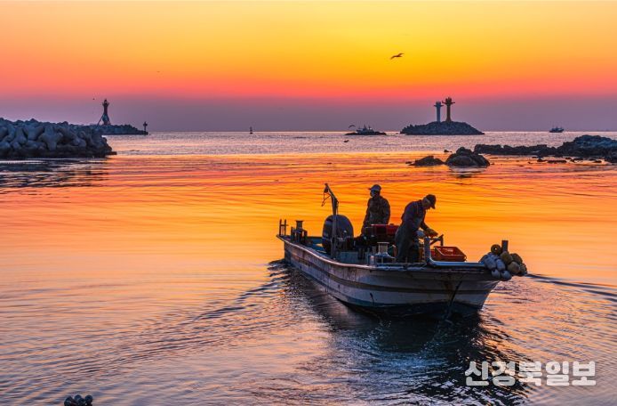 제7회 국가어항 사진 공모전(전문가 사진부문 / 장관상 / 수상자 : 김기홍 / 작품명 : 여명 속의 출어 / 촬영항 : 부산광역시 대변항)