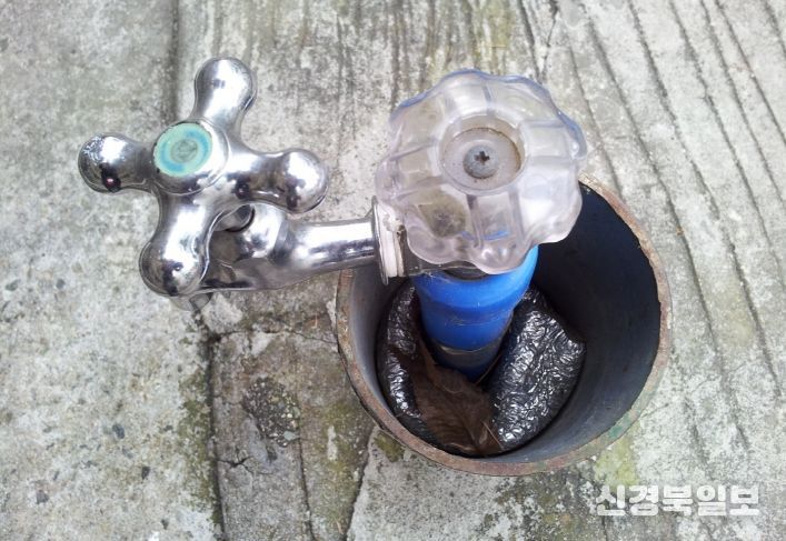 동파예방을 위해 수도에 보온재를 넣은 모습