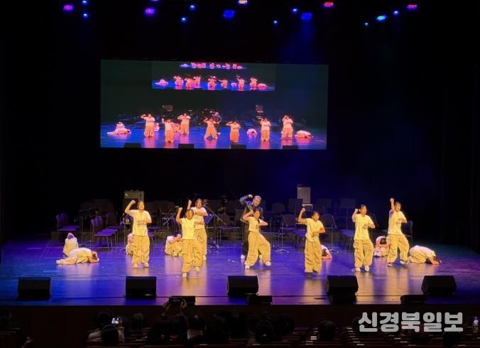 <꿈의무용단 영덕> 단원들이 11월 22일 영덕문화예술축제 오프닝 무대에서 공연을 펼쳤다.