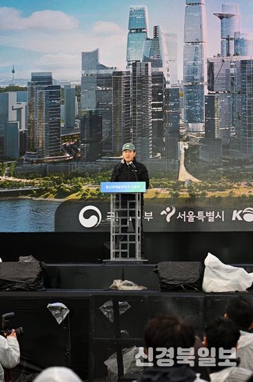 오세훈 서울시장이 27일 용산구 철도정비창 일대에서 열린 '용산국제업무지구 기공식'에서 기념사하고 있다.