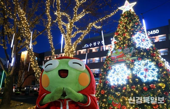 성탄 트리 앞에 있는 수성구 대표 캐릭터 ‘뚜비’ 사진