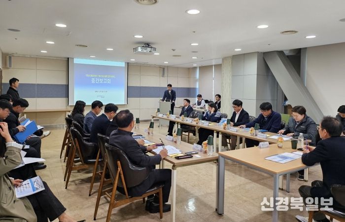 포항시는 지난달 27일 시청 연오세오실에서 ‘영일만항 스웰 개선대책 연구용역’ 중간보고회를 개최했다.