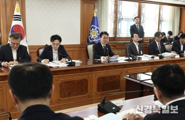 김민석 국무총리가 28일 세종대로 정부서울청사에서 열린 국가첨단전략산업위원회를 주재하고 있다.