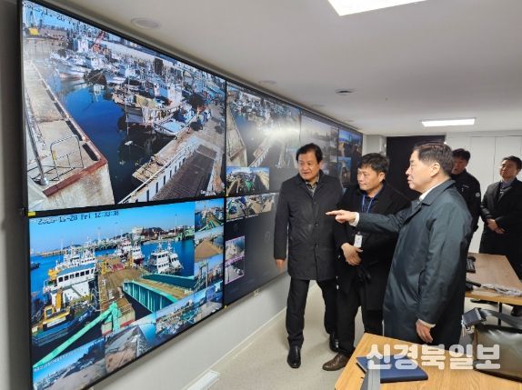 인천항만공사 이경규 사장이 ‘인천항 통합관제 시스템’을 점검하고 있다 / 사진 제공 = 인천항만공사