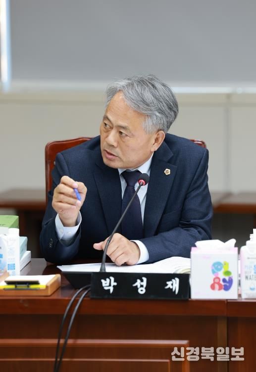 박성재 전남도의원이 행정부지사 윤진호 직무대리에게 질의하고 있다.