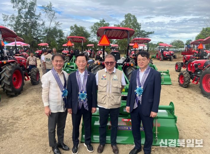 필리핀 착공식(왼쪽부터 이상화 필리핀대사, 김신길 농기계조합 이사장, 필리핀 농업부장관, 김정욱 농업혁신정책실장)