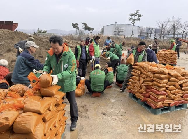 문경시 자율방재단, 폭설 대비 모래주머니 제작