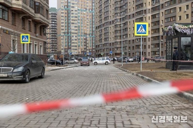 지난달 11일 러시아 모스크바 남동부에서 촬영한 손상된 주거 건물. (사진/신화통신)