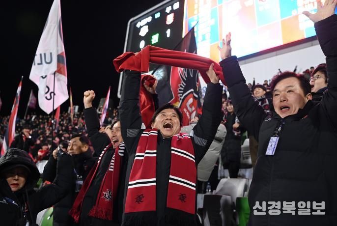이달 8일 부천FC1995 승강 PO 2차전 경기에서 골을 넣자, 조용익 부천시장이 기뻐하고 있다