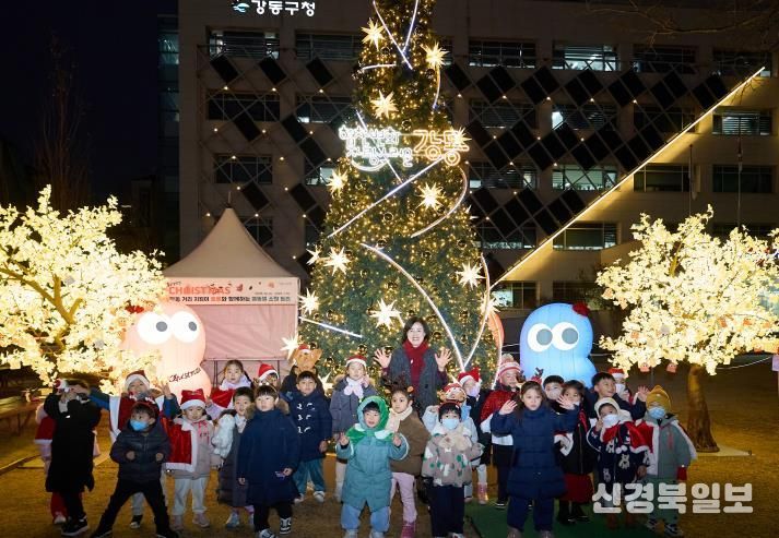 크리스마스 트리 점등식 모습(가운데 이수희 강동구청장)