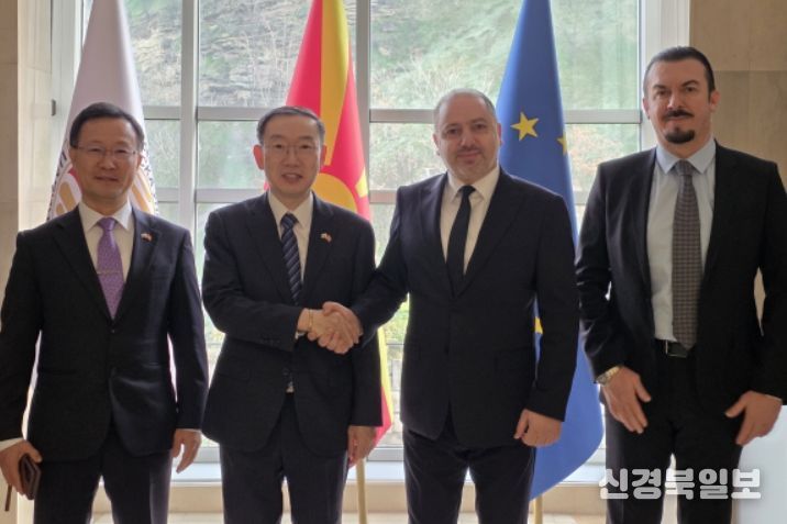 이명구 관세청장(왼쪽에서 두번째)이 16일(현지시간) 북마케도니아에서 ‘북마케도니아 위험관리·CDW 시스템 개통식’을 가진 뒤 기념 촬영하고 있다.