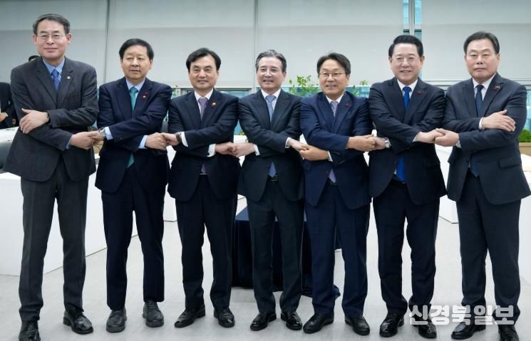 김영록 전라남도지사가 17일 광주에서 열린 ‘광주 군 공항 이전 6자 협의체’ 회의에서 김용범 대통령실 정책실장, 구윤철 기획재정부장관, 안규백 국방부장관, 강희업 국토교통부2차관, 강기정 광주광역시장, 김산 무안군수와 회의에 앞서 기념촬영을 하고 있다.