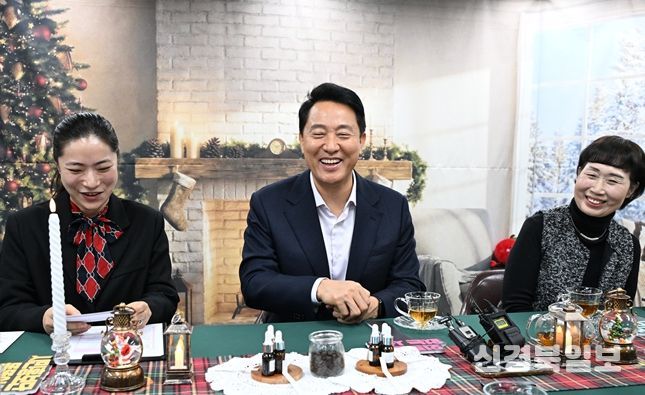 오세훈 서울시장이 17일(수) 외로움 없는 서울 1주년 기념 현장소통 간담회참석자들의 경험사례와 현장 의견을 나누고 있다.