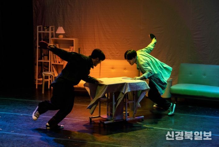 파일별첨: 농인 ‘우리’와 청인 ‘한솔’이 서로 다른 언어로 소통하며 연기를 펼치고 있다.