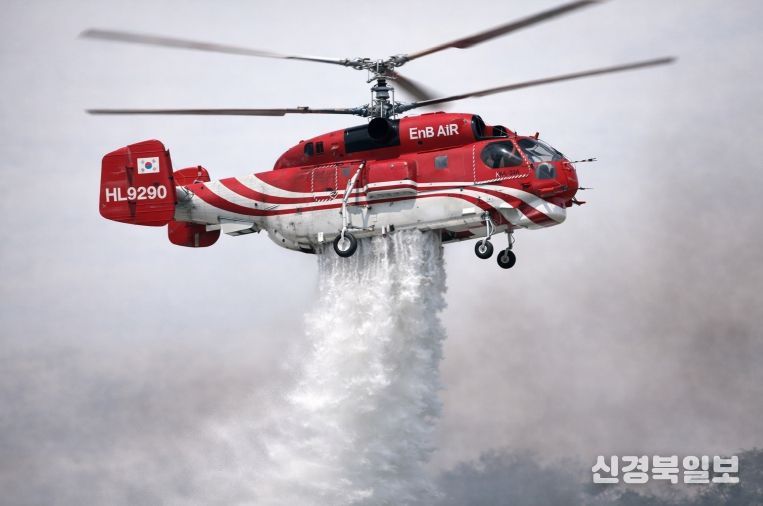 경주시가 2026년 산불진화헬기 임차를 추진하는 가운데 KA-32A 산불진화헬기가 담수 후 진화 작업을 벌이는 모습을 구현한 가상 이미지. (AI 생성)