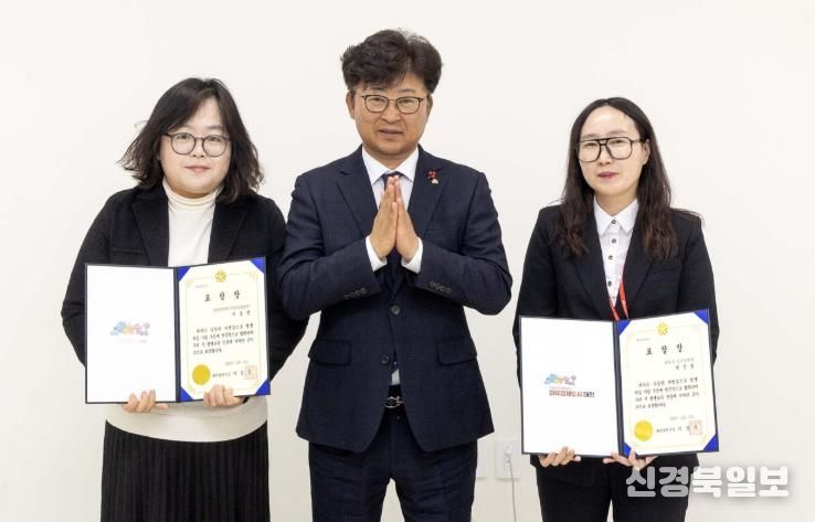 최충규 대덕구청장(사진 가운데)과 평생학습 유공자 표창 대상자들이 22일 표창 수여식을 마친 후 기념 촬영을 하고 있다.