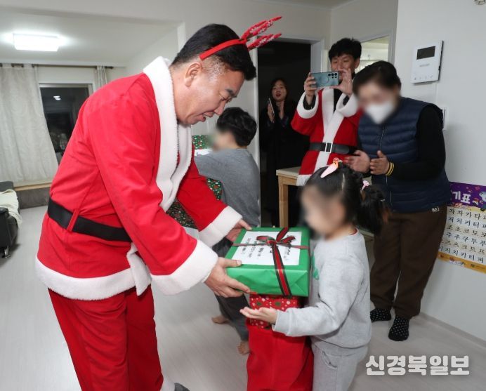 산타로 변신해 저소득 아동들에게 소원 선물 전달