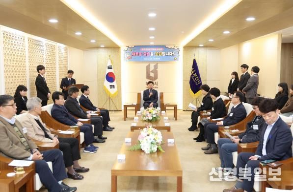 조용익 부천시장이 퇴직공무원들에게 존경과 감사의 인사말을 하고 있다.