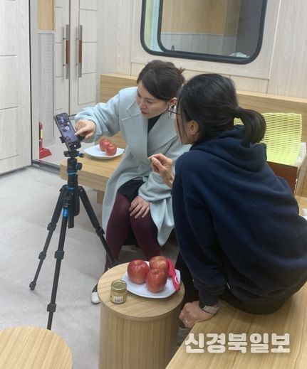 내 손안의 스튜디오! 숏폼&라이브커머스 A to Z’ 교육중 실제 송출 연습을 하고 있다.