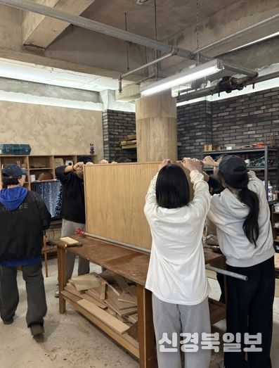 대구 수성구 학교밖청소년지원센터(꿈드림) 소속 사회문화동아리 청소년들은 지난 9일 수성구자원봉사센터와 함께 황금종합사회복지관에 기부할 서랍장을 제작하며 연말을 맞아 따뜻한 나눔을 실천했다.