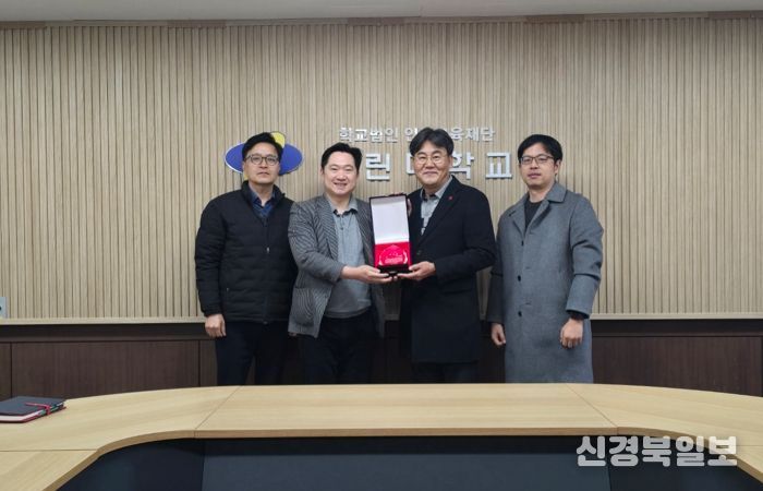 전경국 선린대학교 평생교육원장 감사패 수여 기념촬영
