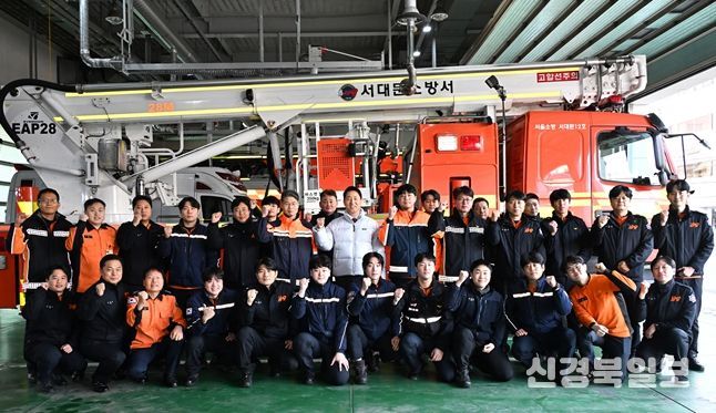 병오년 첫날 1일(목) 서대문소방서를 찾은 오세훈 서울시장이 직원들과 기념사진을 촬영하고 있다.