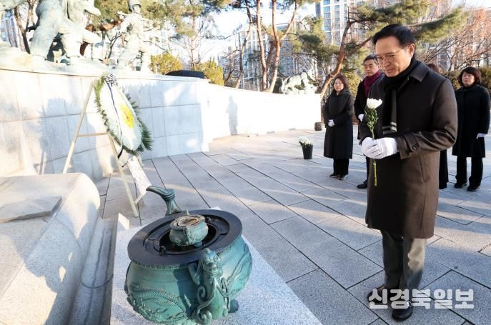 임태희 교육감 현충탑 참배 현장 사진