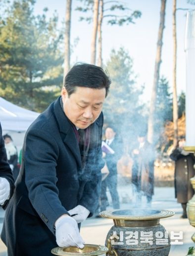 성남시의회 더불어민주당 이준배 대표의원 현충탑 참배 모습