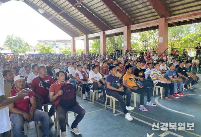 외국인 계절근로자사업 참여를 위해 설명을 듣고 있다.