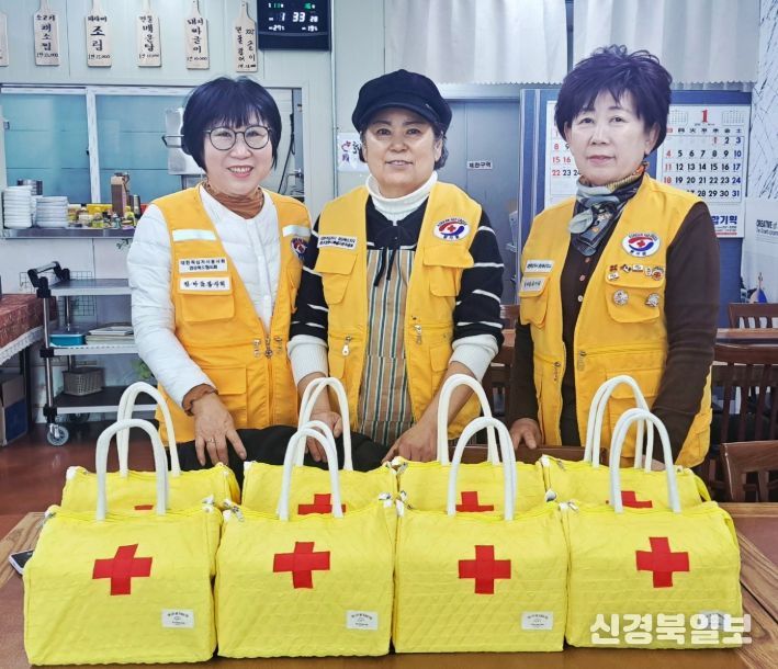 대한적십자사 영천시협의회 완산한마음봉사회는 연말연시를 맞아 사랑의 밑반찬 나눔 봉사를 실시했다.