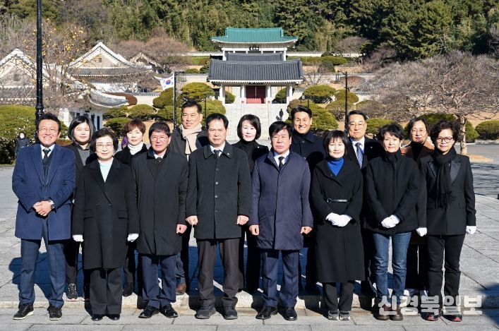 해운대구의회 의원들이 8일 충렬사 참배 후 기념촬영을 하고 있다.