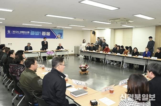 조용익 부천시장이 중동 행정복지센터에서 새해 인사를 전하고 있다.