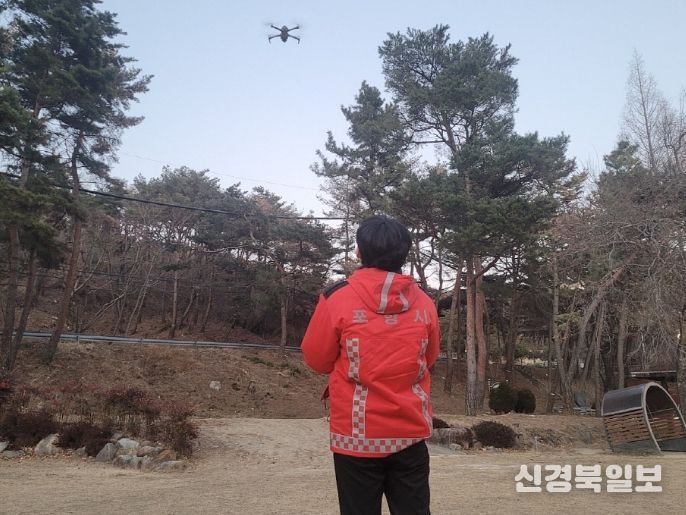 포항시 푸른도시사업단 녹지과 산림관리팀의 드론을 활용한 산불 대응 훈련 사진.
