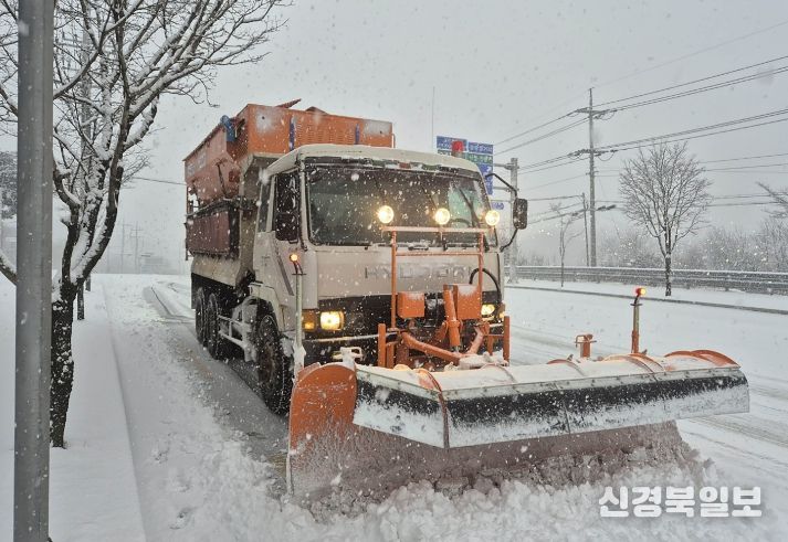 영주시가 제설작업에 총력을 기울이고 있다.