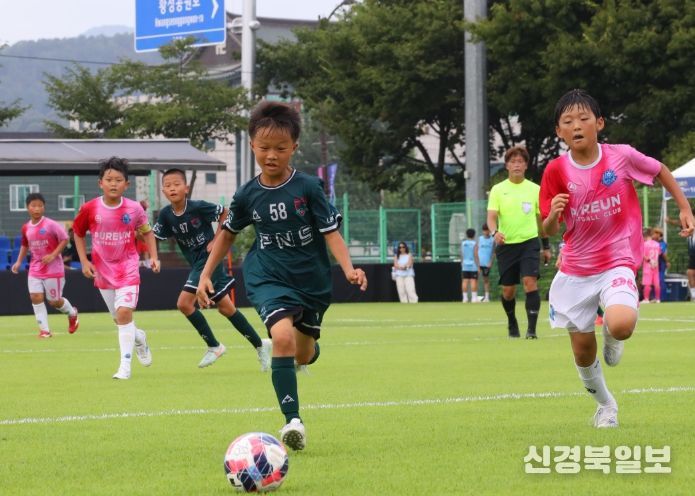 경주시 알천구장에서 열린 유소년 축구 경기에서 선수들이 그라운드를 누비고 있다.