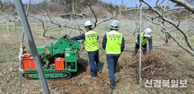 영덕군 영농 부산물 파쇄지원단 활약 모습.