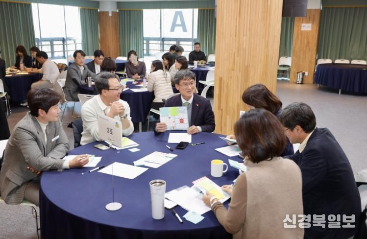 천창수 교육감과 연수참가자들이 15일 울산교육연구원 박상진홀에서 회의 진행 실습에 참여하고 있다