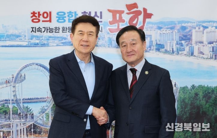 김용주 재경대구경북시도민희 회장 당선자가 15일 이강덕 포항시장과 면담을 가진 후 기념촬영을 하고 있다.