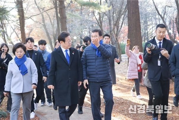 탄핵 표결을 앞두고 국회 경내를 돌아보는 이재명 당대표, 신정훈 위원장