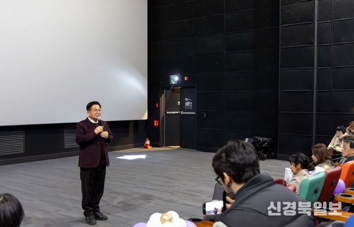박강수 마포구청장이 영화를 관람하러 온 우진학교 학생과 학부모에게 인사를 전하고 있다.