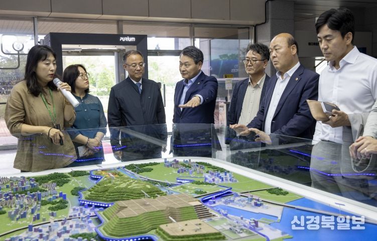 지난 2024년 7월 인천시의회 산업경제위원회 소속 의원들이 수도권매립지관리공사를 찾아 현안 점검을 하고 있다.