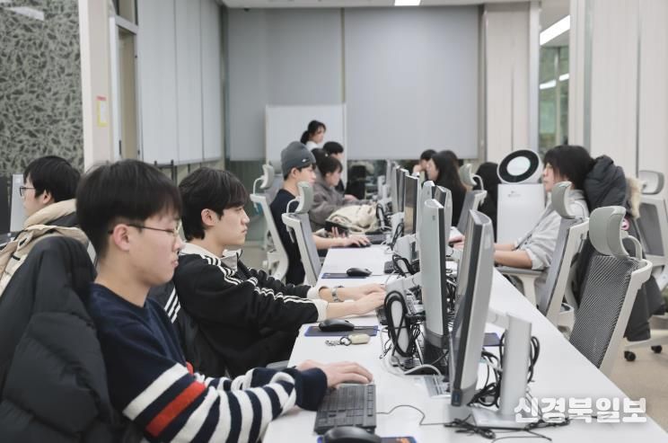 (재)경산이노베이션아카데미는 19일부터 1개월 집중교육 과정인 ‘4기 1차 라피신(La Piscine)’을 시작한다. 라피신에 참여한 교육생들의 모습.