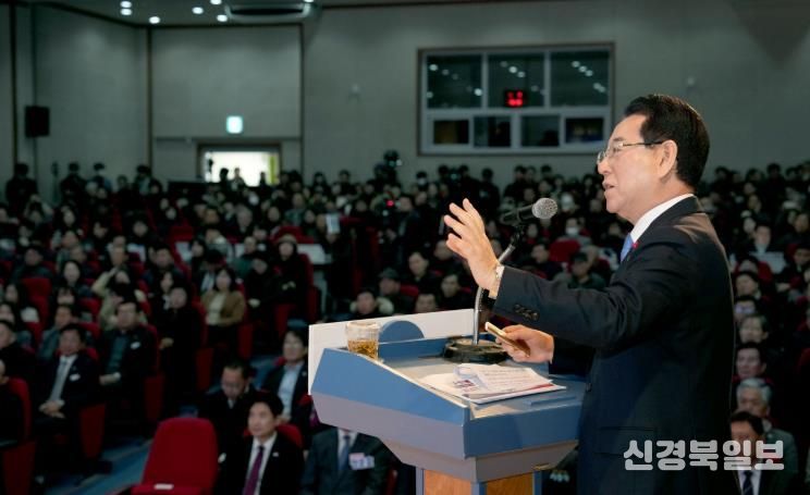 김영록 전라남도지사가 19일 영암청소년센터에서 열린 광주·전남 행정통합 도민공청회에서 행정통합 추진 방안을 설명하고 있다.