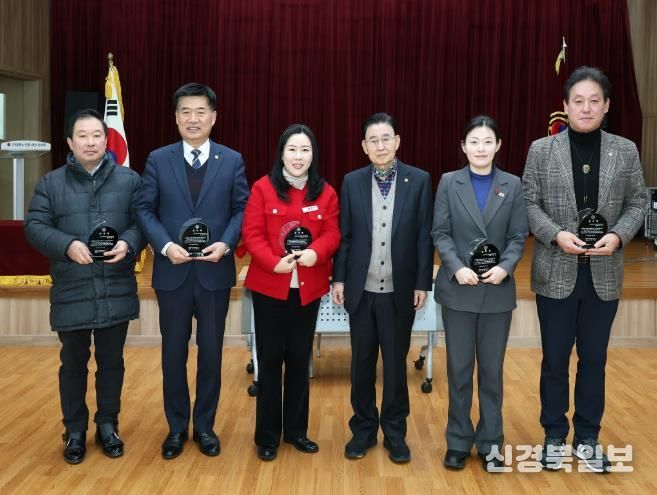 아산시의회 문화복지환경위원회 의원들과 의장이 감사패를 수상했다.