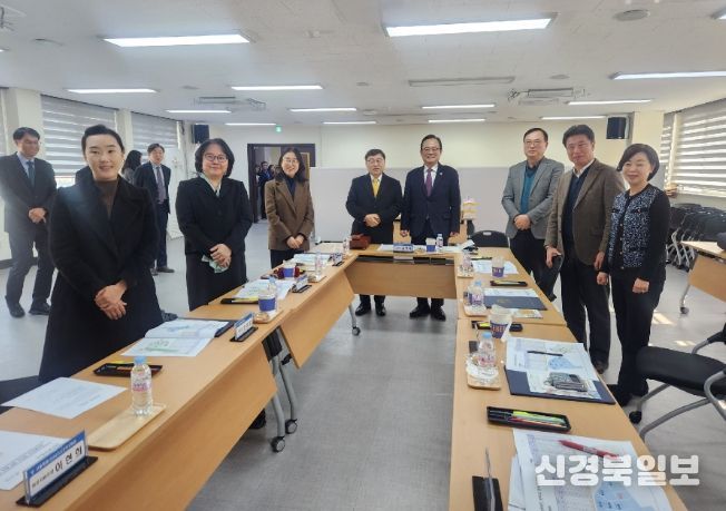 김형재 의원이 13일 강남서초교육지원청에서 개최된 ‘2026학년도 강남서초 중학교 입학추첨관리위원회’에 위원장 자격으로 참석, 정근식 서울교육감 및 위원회 관계자들과 기념촬영을 하고 있다.