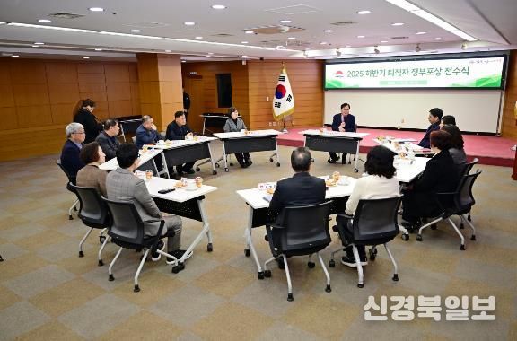 김천시, 2025년 하반기 퇴직 공무원정부포상 전수식 개최