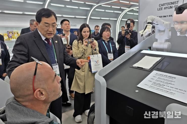 주낙영 경주시장이 인공지능 기반 체험형 전시 제품을 직접 살펴보며 관계자와 의견을 나누고 있다.